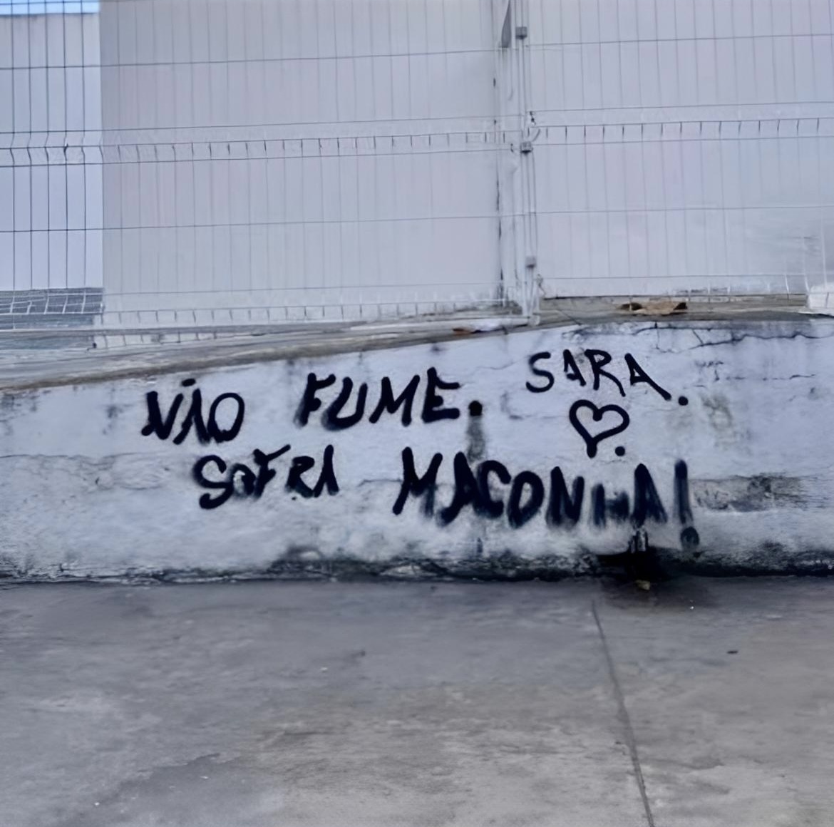 Anúncios estranhos tweet media