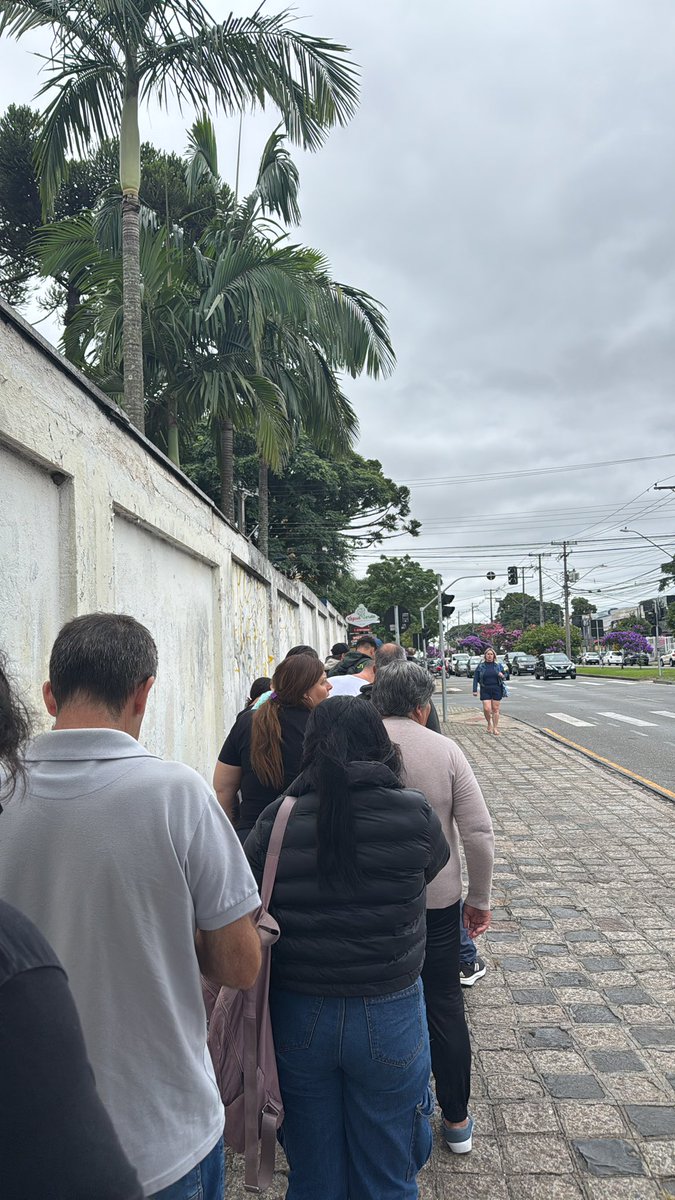 Furlanzera's tweet photo. Isso aqui é Paraná Clube! Fila 10h da manhã de uma segunda feira pra retirar ingressos para o jogo da segunda divisão do campeonato paranaense. 💙❤️ https://t.co/ILOE1EiMEm