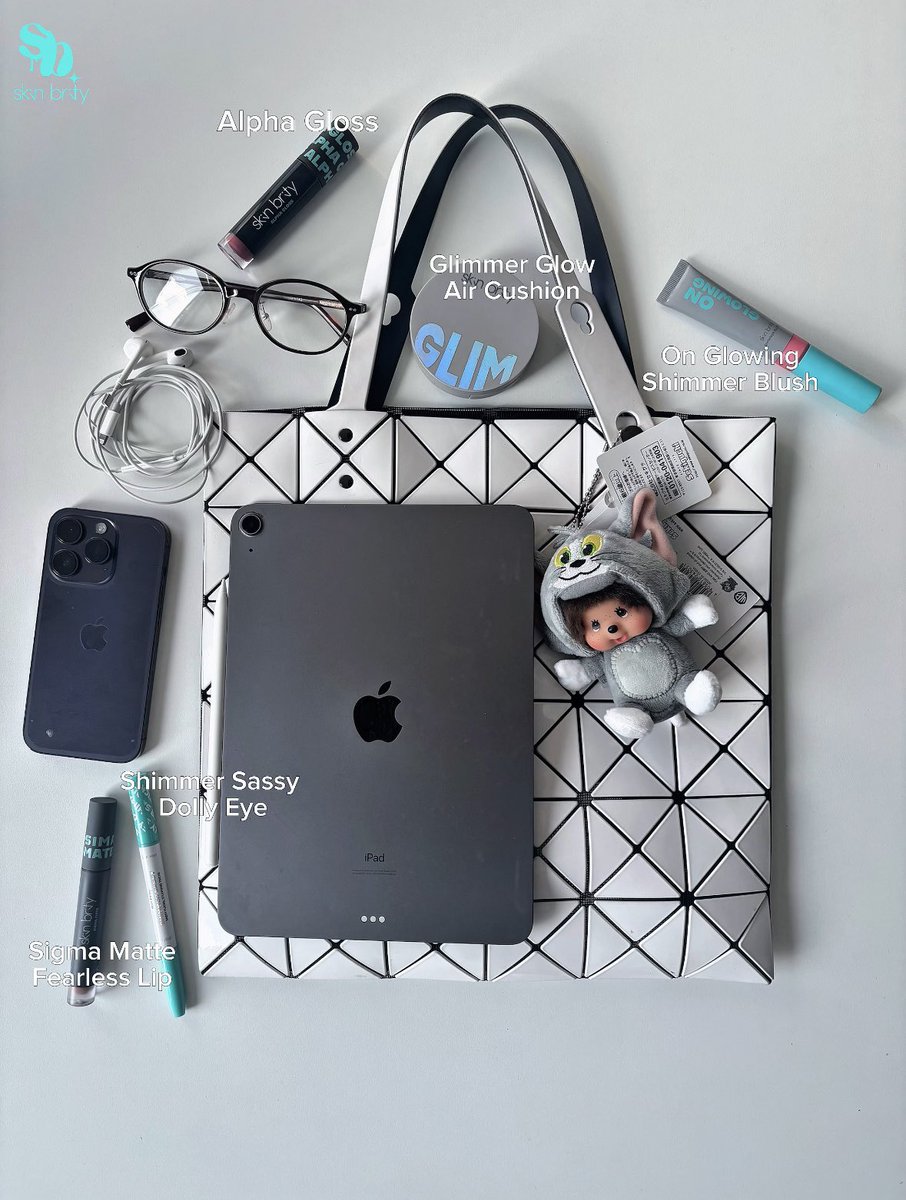 skinbrity's tweet photo. What’s in my bag???👜 —office education  

#skinbrity #lipmatte #ลิปแมท #sigmamatte #ลิปแมทขนนก https://t.co/UYCVNNYJGa
