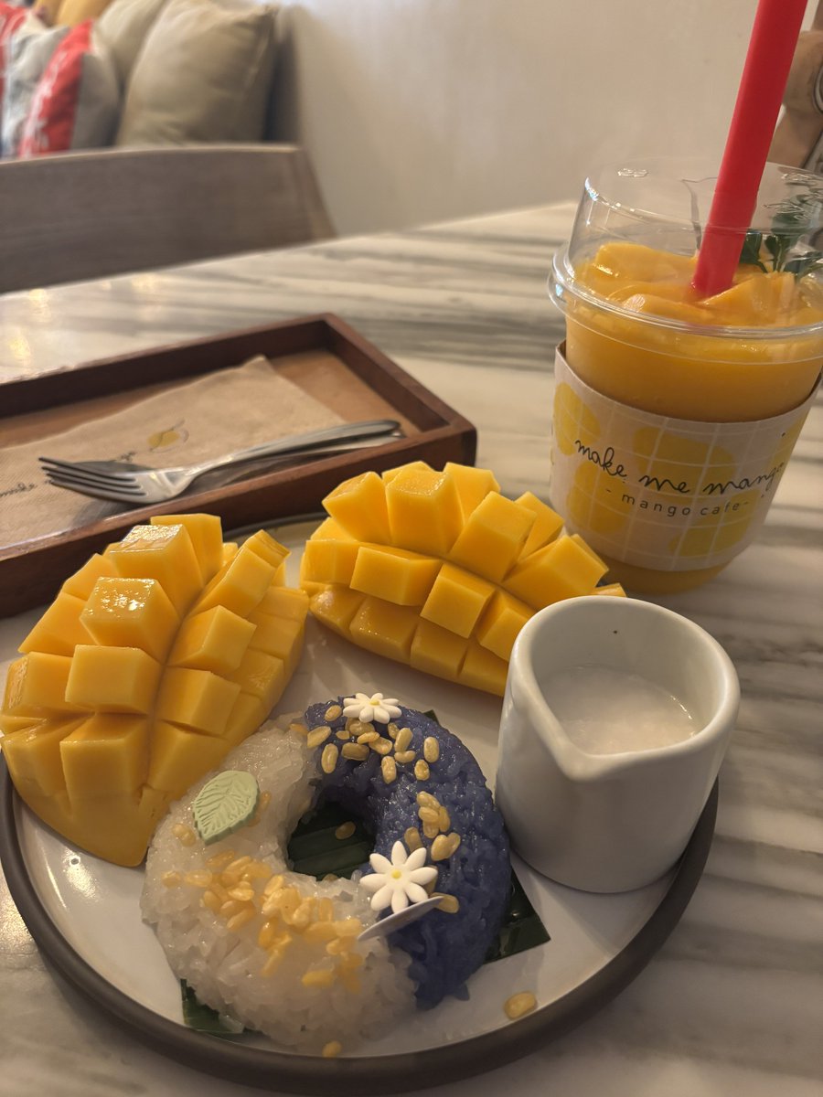 mk_ddana's tweet photo. そしてマンゴーがとにかく美味しかった
日本に持ち帰れないのが残念すぎる。。
帰りの飛行機にも持ち込んで暗闇でマンゴー最高ブラボー🥭←⁇
はじめは衝撃を受けたマンゴー×餅米×練乳のカオニャオマムアン、天才的に美味しい
はぁ〜タイが大好きタイに行きたいタイに癒されたい https://t.co/Da5yUKgVeT