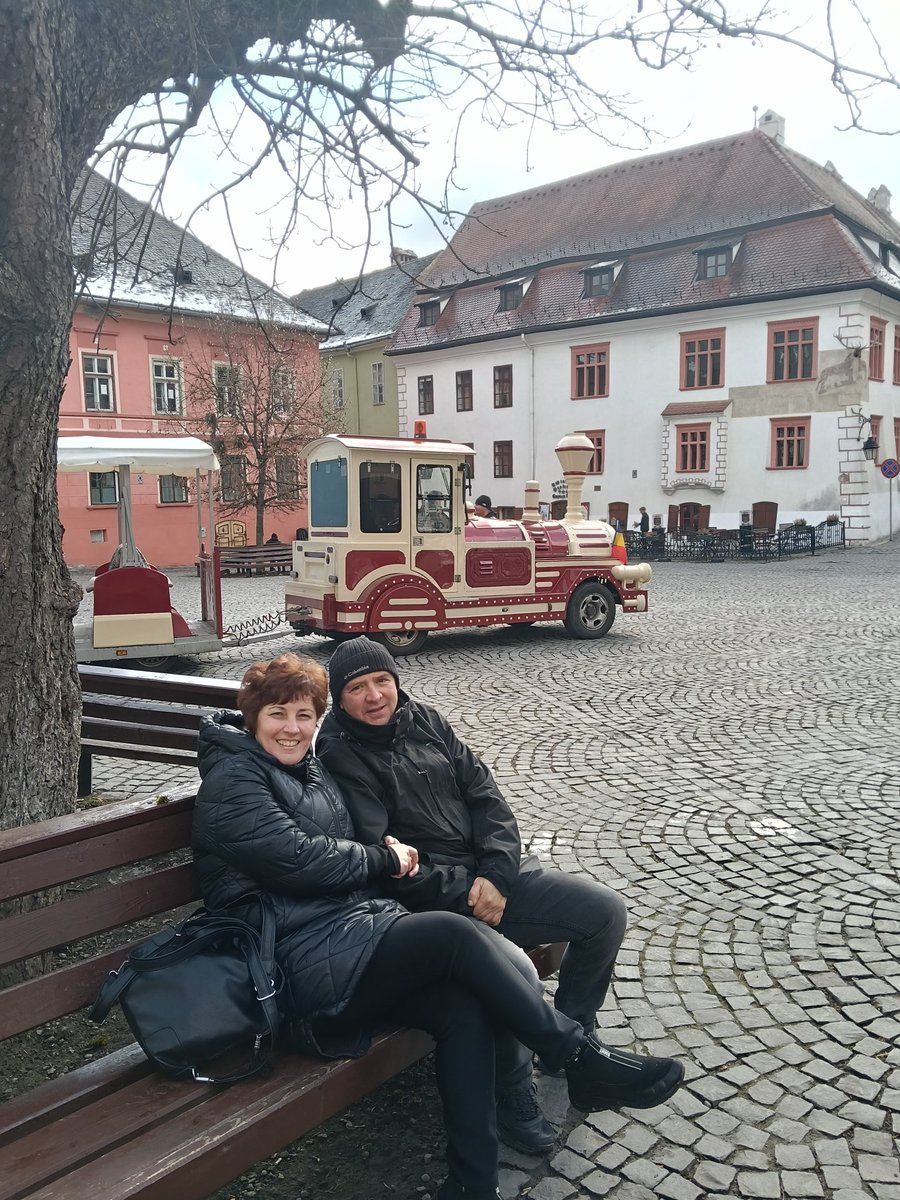 BotondBalassi's tweet image. Segesvár történelmi központja. 🏰✨
Színes házak, macskaköves utcák és igazi középkori hangulat. Nem véletlen, hogy az UNESCO világörökségi listáján is szerepel. Egy hely, ahol a történelem életre kel.

#Segesvár 
#SegesváriVár 
#Várnegyed 
#TörténelmiKözpont
#UNESCOVilágörökség