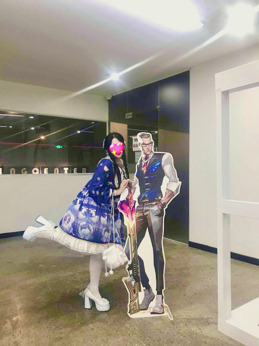 jajajajajajaj I actually meet a chamber cardboard standee last time I go out- 

#VALORANT #Chamber