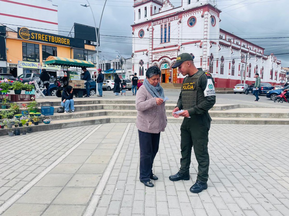 ProteccionPonal's tweet photo. En Túquerres promovemos entornos seguros para las mujeres.
Charlas y entrega de volantes para dar a conocer la línea 155 y la Patrulla PAÍS🫡. https://t.co/rqLqtgAH3r