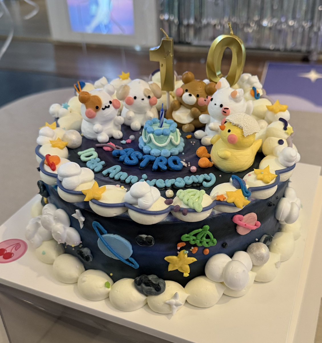 Jinjin's weverse post!💚

the cake is soooo cute!!!!
yes jinjin let's bw together for a long long time!!😭💜

#JINJIN #진진
#아스트로 #ASTRO
#아로하 #AROHA
#아스트로10주년_영원히빛날별들
#ASTRO_10th_Anniversary