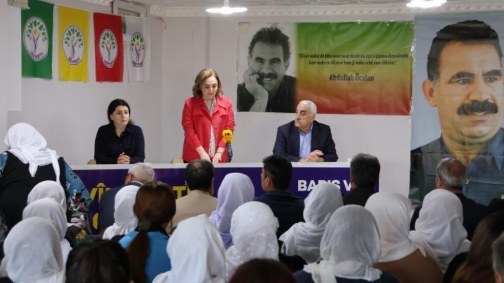 Görüntülerin adresi 

📍 Silopi /Şırnak 

Kırmızı çeketli teyze sizlerin vergisi ile maaş alan bir milletvekili … 

Görüntülerde ise duvara asılı bir katilin bir teröristin fotoğrafı var ! 

Bu ülkede özgürlük yok mu dediniz ? 

Bu ülkede bu Özgürlük anlayışına bir verilmeli