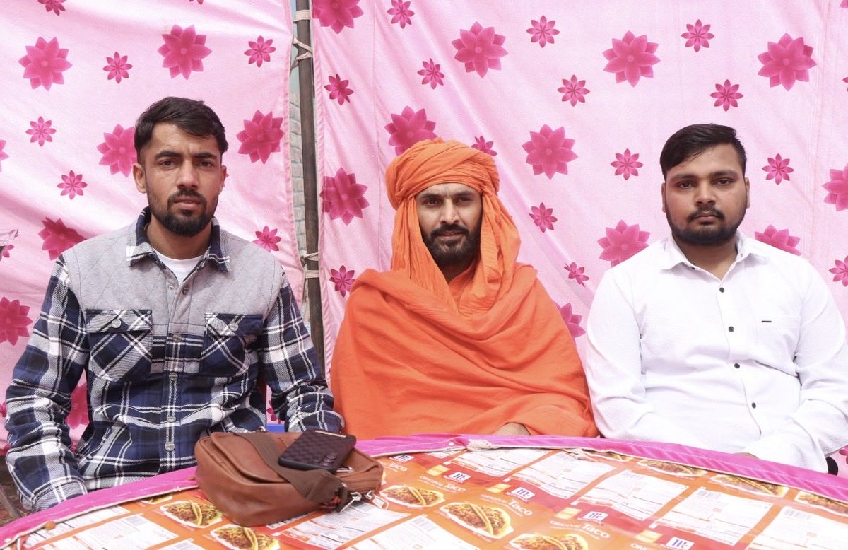 BholenathMahant's tweet photo. कल रविवार को हमारी नगरी धारसूल के मेहनती संघर्षशील किसान और हमारे लाडले मनोज कुमार उर्फ़ मोजी के नवजात बेटे शेरसिंह मँडेरना के आगमन पे भोज कार्यक्रम में शामिल होकर समस्त मँडेरना परिवार को बधाई दी और नवजात बेटे शेरसिंह के उज्ज्वल भविष्य की कामना की ।
समस्त फ़ैमिली पे जगतगुरु श्री महायोगी गुरु गोरखनाथ जी का और श्री दादा खेड़ा जी, श्री समाधिस्थ सिद्धों का आशीर्वाद हमेशा बना रहे ।