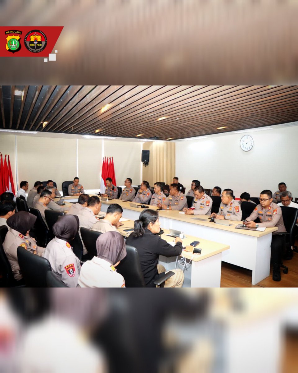 Kapolres Metro Tangerang Kota KOMBES POL Dr. Raden Muhammad Jauhari, S.H., S.I.K., M.Si. memberikan arahan kepada para Pejabat Utama (PJU) dan Kapolsek jajaran bertempat di Ruang Rapat Utama (Rupatama) Lantai 6 Polres Metro Tangerang Kota.
