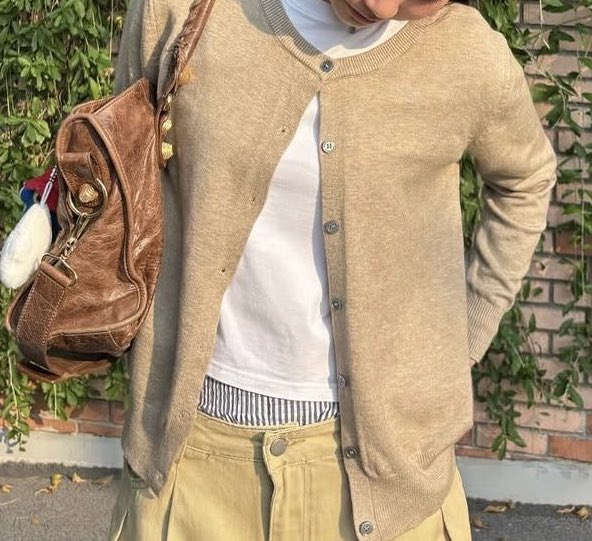 อยากให้ร้าน beamed.bkk ถูกค้นพบเยอะๆ เพราะในขณะที่แบรนด์เสื้อผ้าหลายร้านราคา overprice สุดๆ ร้านนี้ยังพยายามคงราคาไว้ที่ประมาณตัวละ 300-500 บาท อยู่ อาจจะไม่ได้ออกคอลใหม่ถี่ๆ เหมือนร้านใหญ่ๆ แต่เสื้อผ้าทุกรุ่นเค้า pattern ดี ใส่ออกมาแล้วสวยมาก ลายผ้าน่ารัก มีดีเทลแฝงอยู่เสมอ