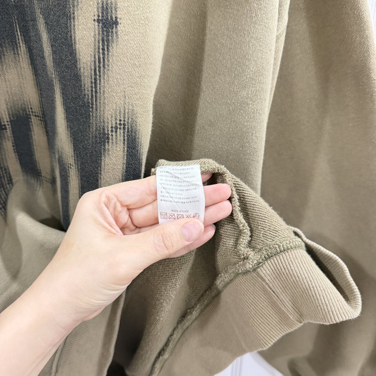 Octoberstuff's tweet photo. 🥟 ´ SLOWACID Blurry Logo Sweatshirt [Khaki]
สีออกน้ำตาล สกรีนเท่เลยงับ 
(9/10) (size🥣) อก 56 ยาว 28 นิ้ว 
price :  389 รวมส่ง
#สเวตเตอร์เกาหลี #สเวตเตอร์เกาหลีมือสอง #ตลาดนัดBUS #พรีออเดอร์เกาหลี #ไหมพรมเกาหลี #NCTDREAM #ส่งต่อcintage #slowacid https://t.co/Ly6Rqghs3Z