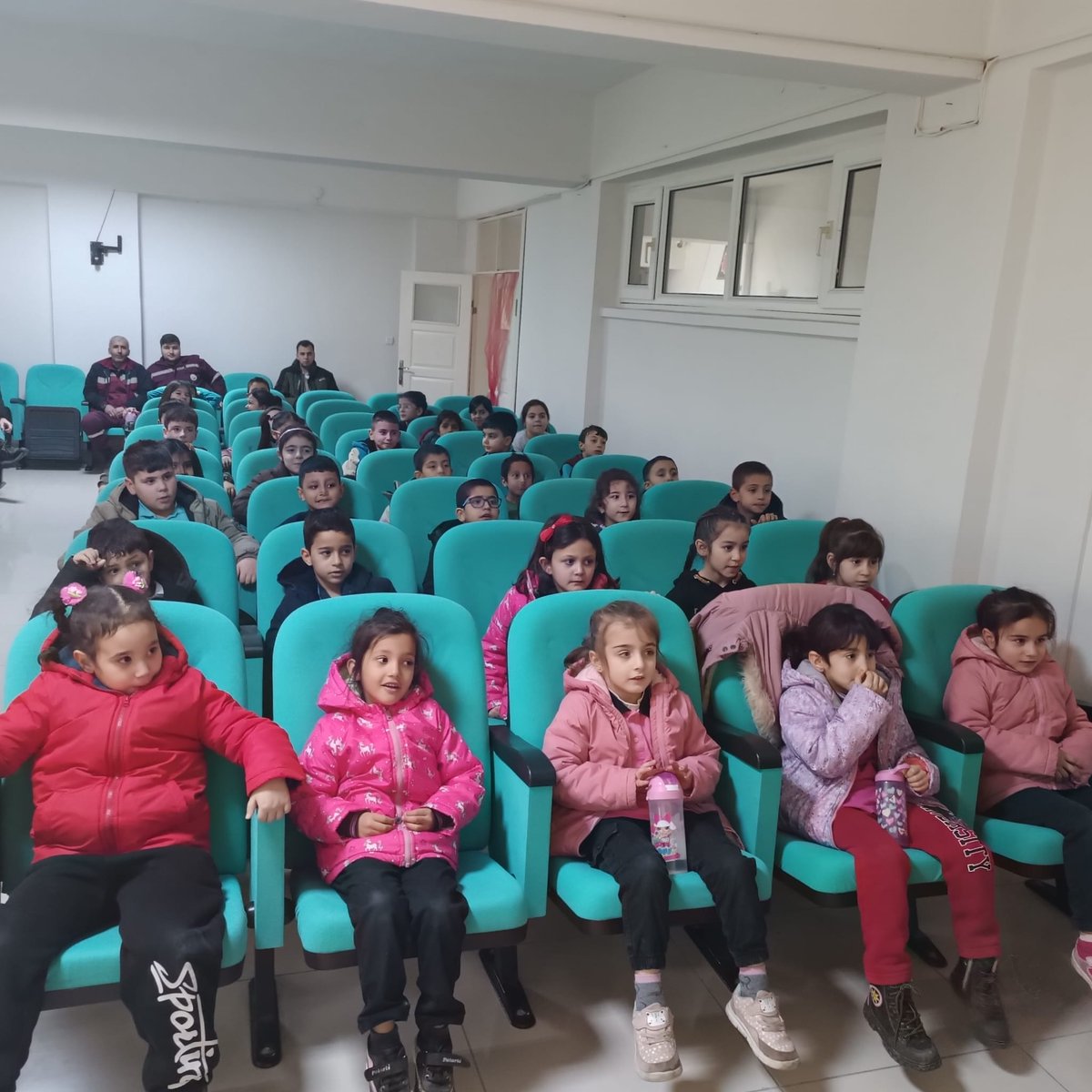 BoztepeIlce's tweet photo. OGM tarafından Mehmetçik İlkokulu öğrencilerine yönelik olarak sahnelenen Akıllı Tavşan Momo Tiyatrosu, öğrencilerimiz tarafından ilgiyle takip edildi.

Etkinlikte öğrenciler, orman sevgisi ve çevre bilincinin önemini eğlenceli bir anlatımla öğrenme fırsatı buldu.
@KirsehirMEM https://t.co/Tu8SagxrTR