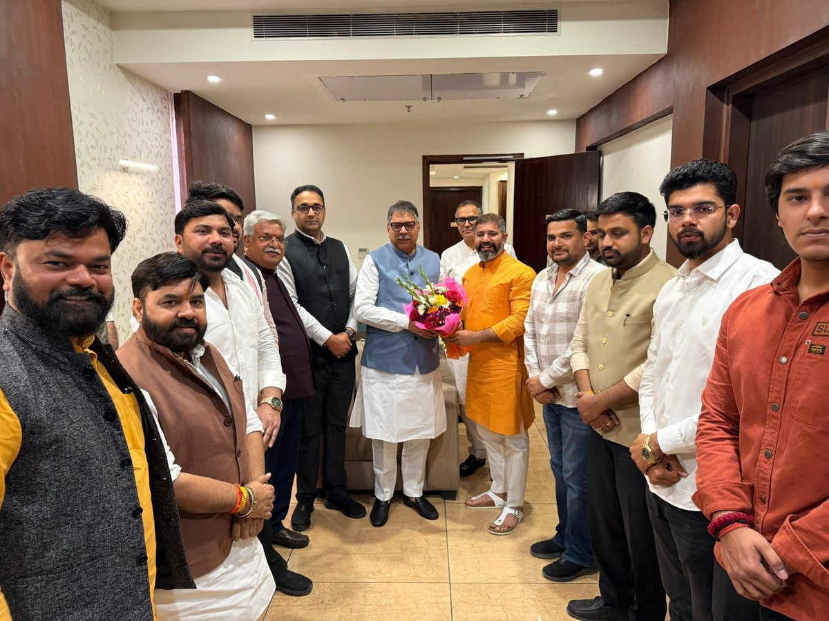 iyashveerraghav's tweet image. भाजपा @BJP4Haryana प्रभारी @DrSatishPoonia जी का #gurgaon PWD अतिथि भवन में पूर्व जिलाध्यक्ष @kamalyadav77 जी, पूर्व जिला उपाध्यक्ष परीक्षित भारद्वाज जी, युवा मोर्चा जिलाध्यक्ष मयंक निर्मल जी व अन्य साथियों के साथ पुष्पगुच्छ देकर स्वागत किया। #BJP