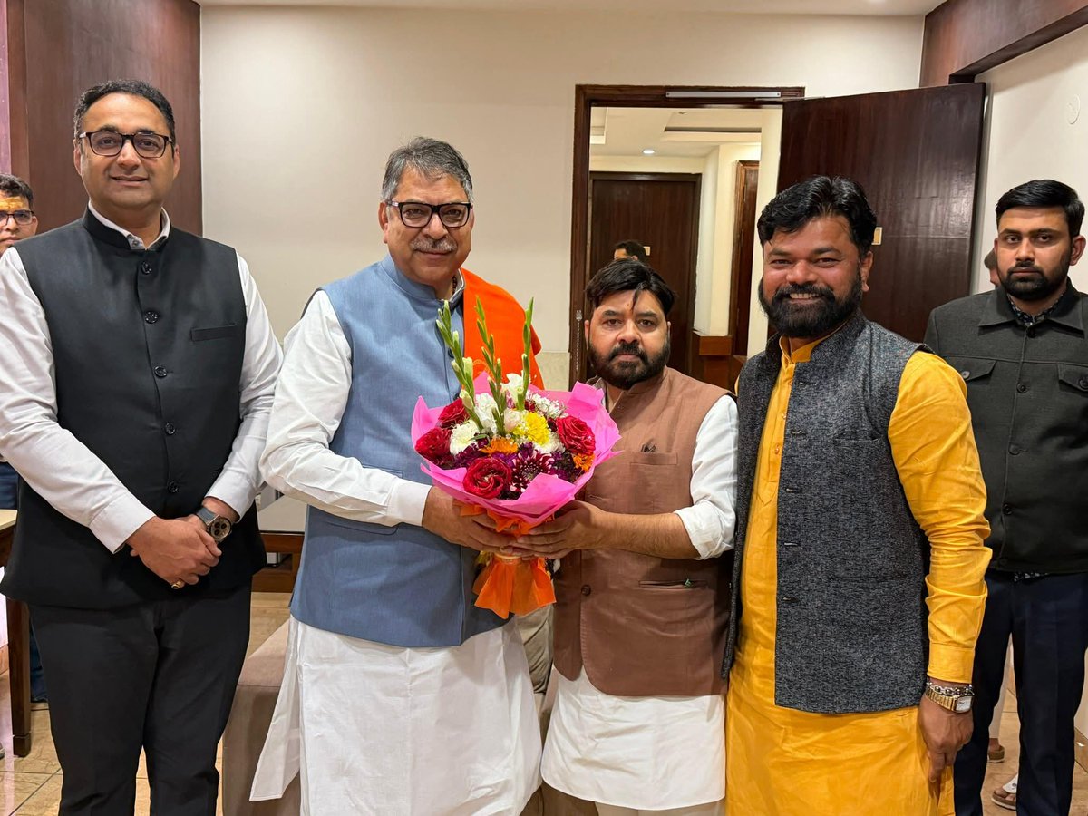 iyashveerraghav's tweet image. भाजपा @BJP4Haryana प्रभारी @DrSatishPoonia जी का #gurgaon PWD अतिथि भवन में पूर्व जिलाध्यक्ष @kamalyadav77 जी, पूर्व जिला उपाध्यक्ष परीक्षित भारद्वाज जी, युवा मोर्चा जिलाध्यक्ष मयंक निर्मल जी व अन्य साथियों के साथ पुष्पगुच्छ देकर स्वागत किया। #BJP