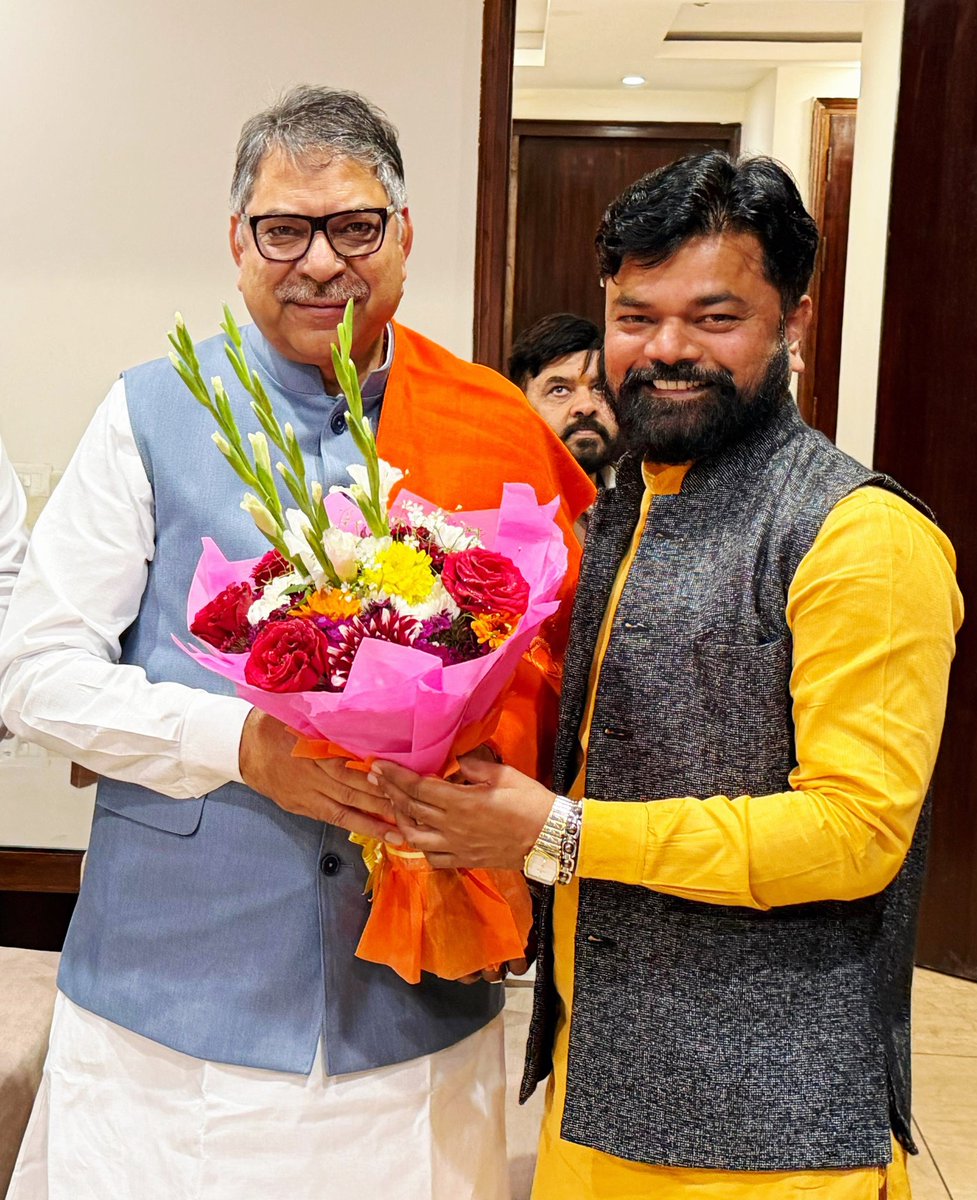 iyashveerraghav's tweet image. भाजपा @BJP4Haryana प्रभारी @DrSatishPoonia जी का #gurgaon PWD अतिथि भवन में पूर्व जिलाध्यक्ष @kamalyadav77 जी, पूर्व जिला उपाध्यक्ष परीक्षित भारद्वाज जी, युवा मोर्चा जिलाध्यक्ष मयंक निर्मल जी व अन्य साथियों के साथ पुष्पगुच्छ देकर स्वागत किया। #BJP