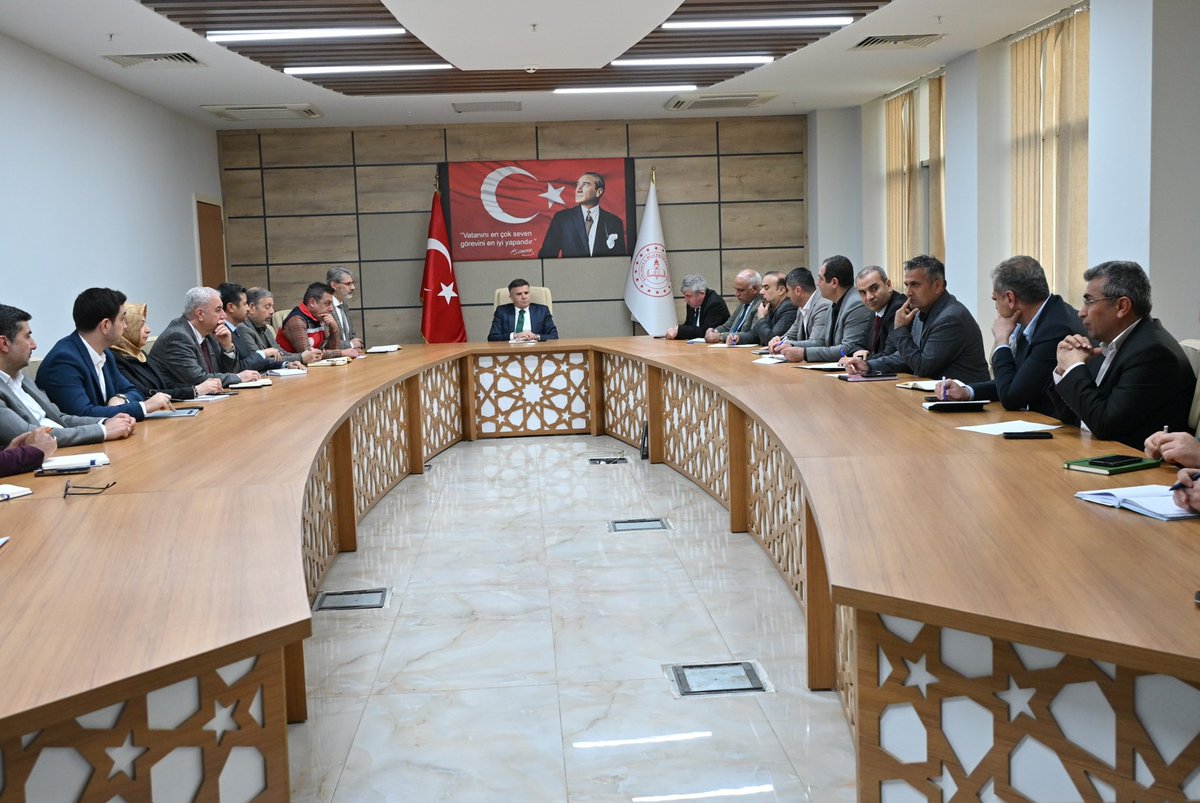 İl Milli Eğitim Müdürümüz Sayın Asım SULTANOĞLU başkanlığında haftalık Eğitim Değerlendirme Toplantımız gerçekleştirildi.

Toplantıda; 13.02.2026 tarihinde gerçekleşen İl Eğitim Değerlendirme Toplantısı kararları doğrultusunda devamsızlığın azaltılması, mesleki eğitime