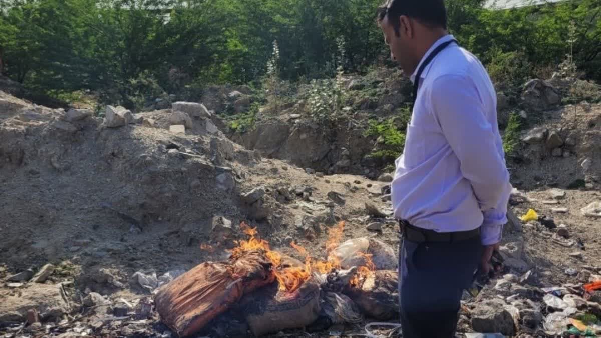 ETVBharatRJ's tweet image. भीलवाड़ में मिलावटी मसालों पर कार्रवाई, 2300 किलो लाल मिर्च, 1710 किलो धनिया सीज etvbharat.com/hi/state/the-f… 
#bhilwara #adultration #spices #rajasthan