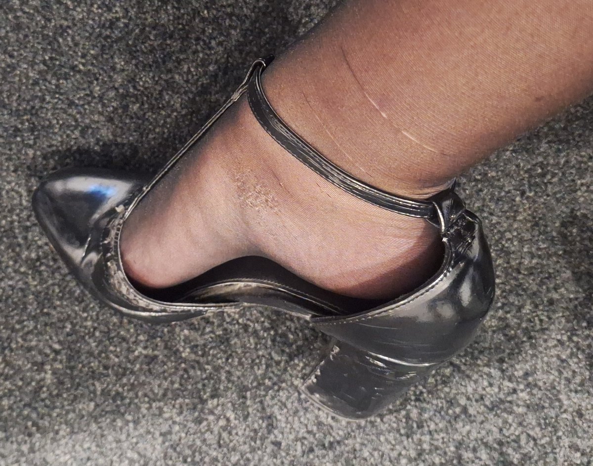 These tights arent going to last long. They're so sheer, they snag at the slightest touch 😢 #officelegs