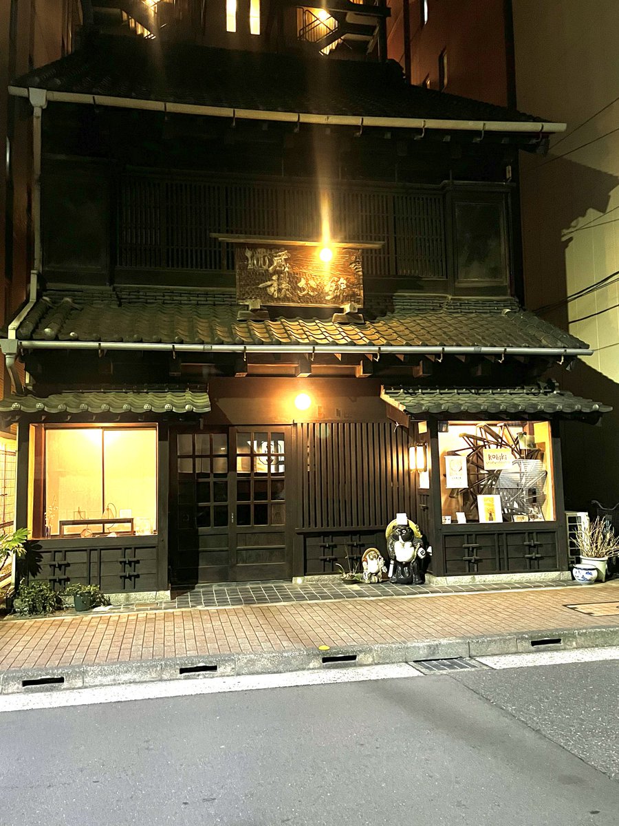 nanatter312's tweet photo. 今日は銀座から新富町まで
レトロな看板建築を散策 https://t.co/HIFqKPI9cV