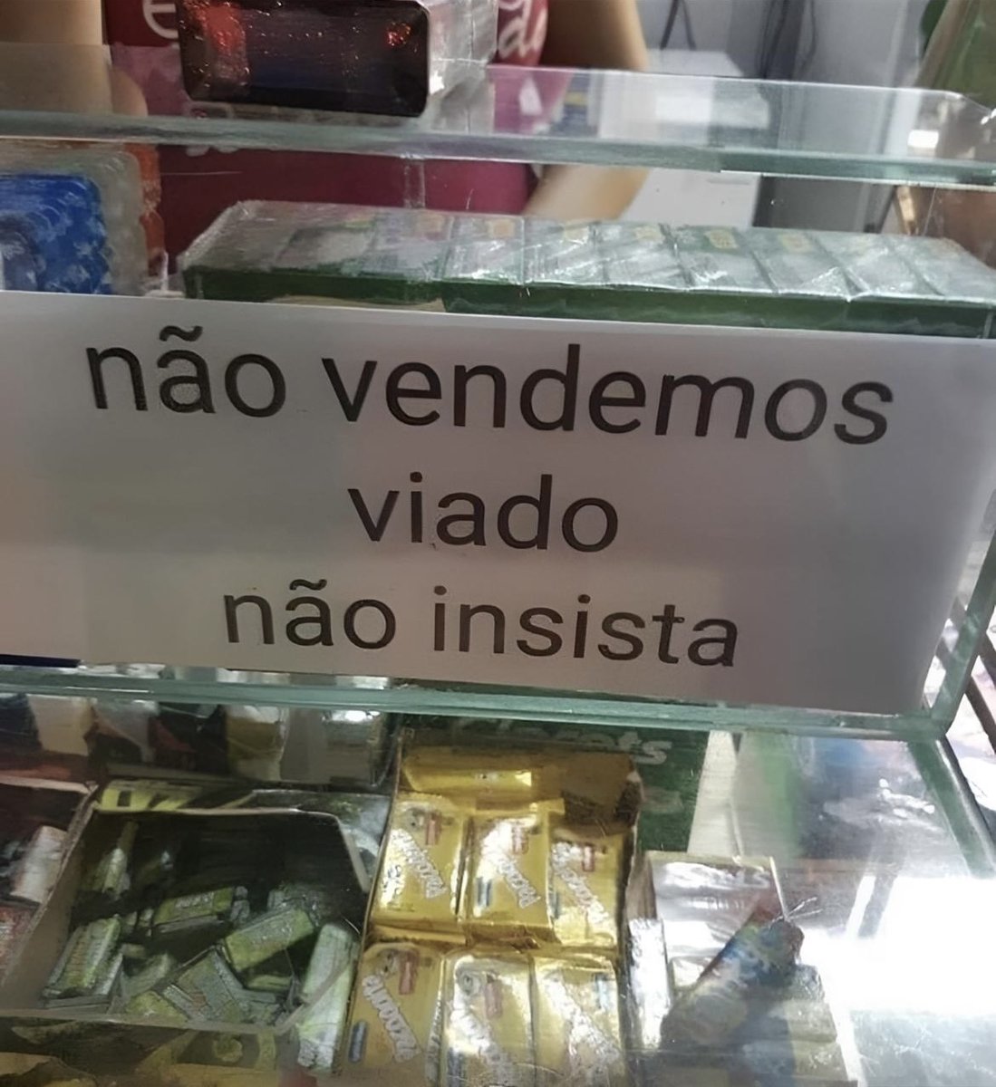 Anúncios estranhos tweet media