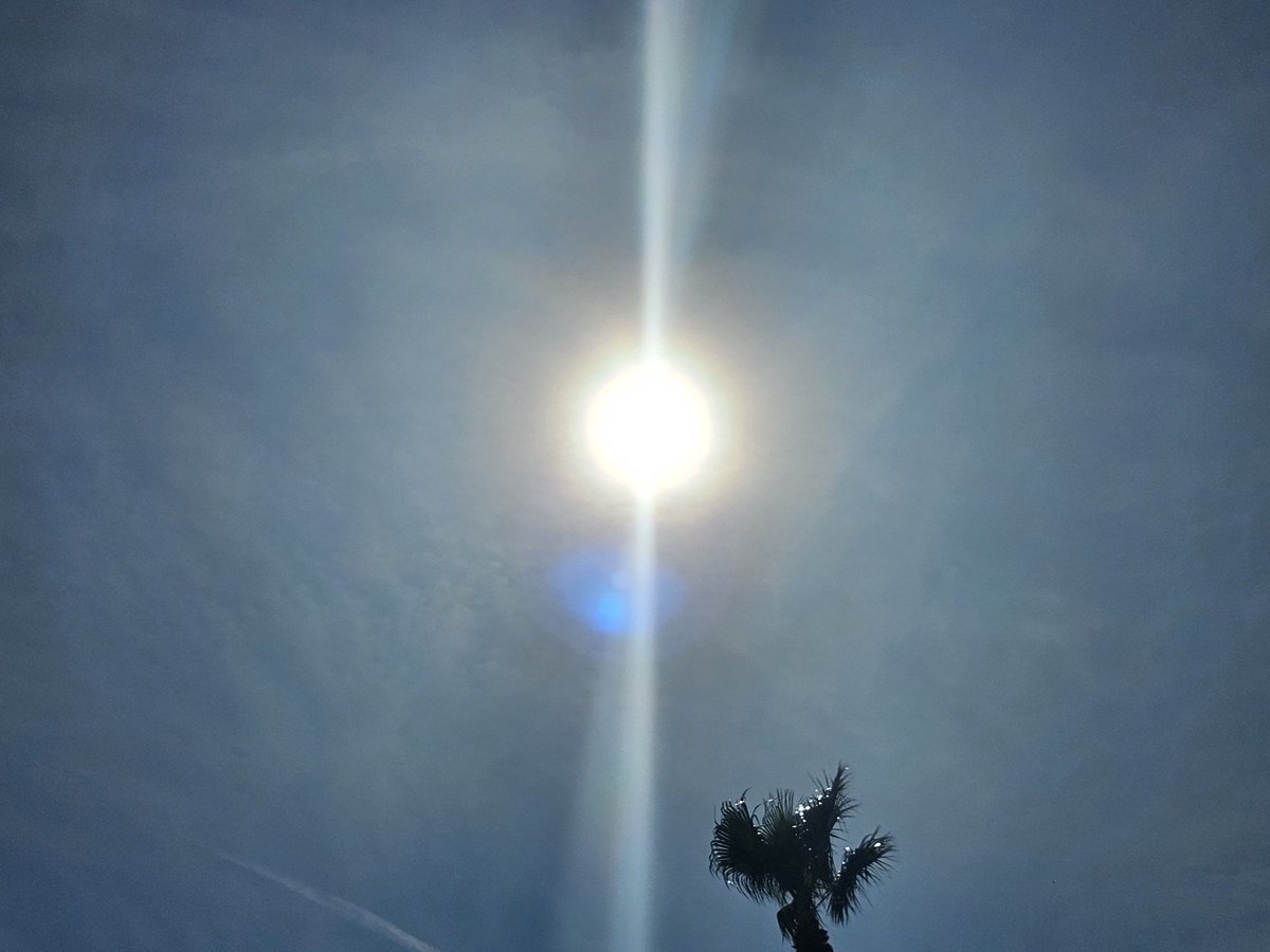 SpanglishBloke's tweet photo. 6 hours to change the sky from blue to white and they"re still pouring tonnes more poison into the atmosphere. #NotFuckingWater #GeoEngineering #MurderBirds #NotFuckingCalima #AemetLiars https://t.co/Su80e9yyiY