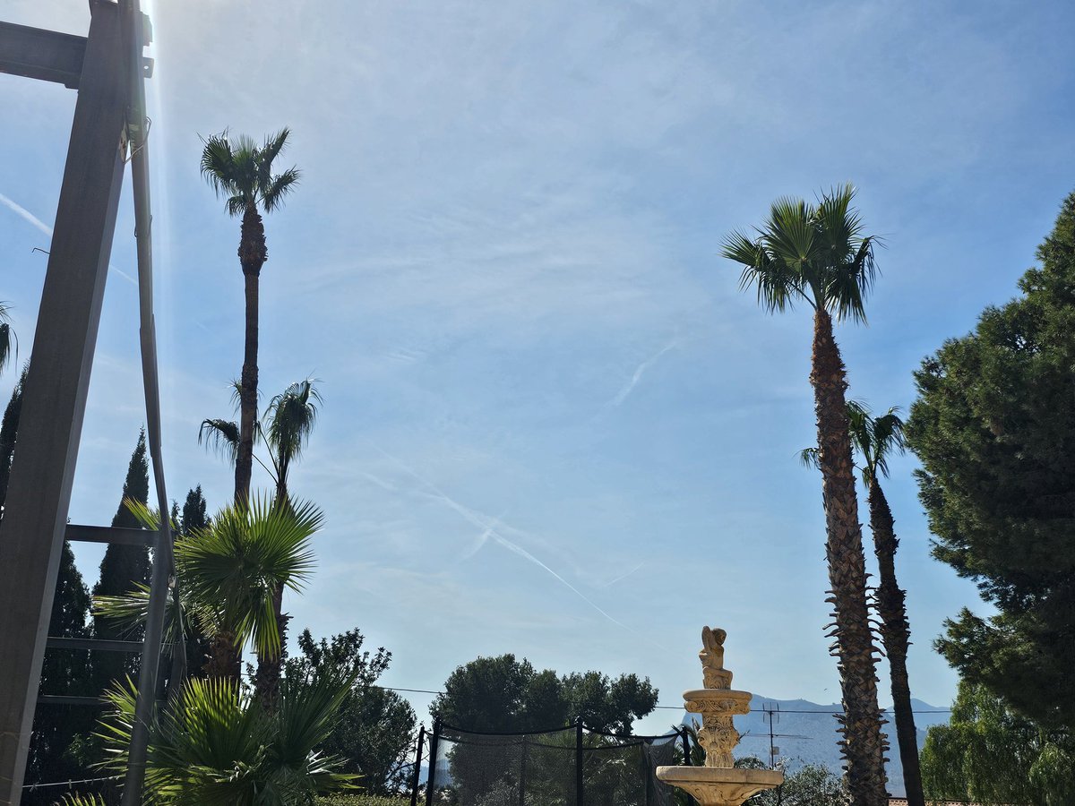 SpanglishBloke's tweet photo. 6 hours to change the sky from blue to white and they"re still pouring tonnes more poison into the atmosphere. #NotFuckingWater #GeoEngineering #MurderBirds #NotFuckingCalima #AemetLiars https://t.co/Su80e9yyiY