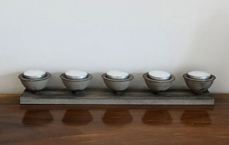 elementsdeco's tweet image. Cozy candlelight magic  Transform any evening with this soft grey 5-arm candelabra – perfect for dinners, self-care nights or autumn hygge vibes. Handcrafted charm for your home! 
etsy.com/listing/186780…
#Candelabra #HomeDecor #CandleLovers #Hygge #EtsyFinds