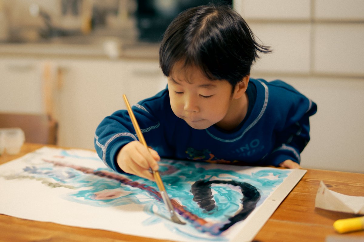 yote1010's tweet photo. おもむろに絵の具で遊びたいと言い出し、海老の絵を描いている息子氏。 #nokton #voightlander #zf https://t.co/kavHdwZKH3