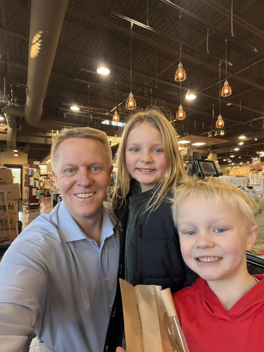 MyersVote's tweet image. Monday morning donuts for the kids and coffee for dad.  Have a great week.   #mondaymornings #togetherwecan #donuts