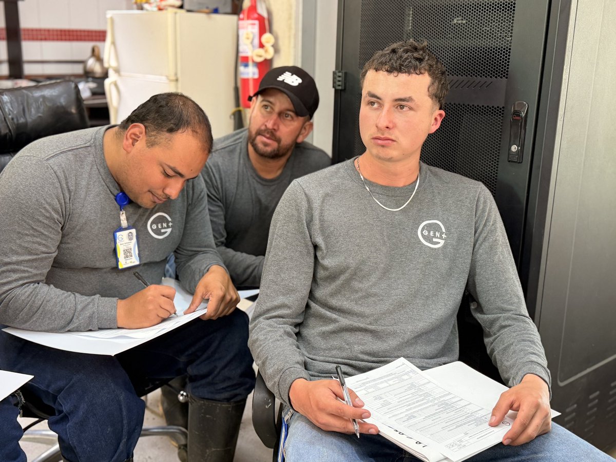 En Genmas capacitamos a nuestros colaboradores, siempre estamos prestos a mejorar sus condiciones. Por esto, realizamos la capacitación en Plan de Manejo Ambiental, y contamos con la presencia del equipo de Seguridad y Salud en el Trabajo.