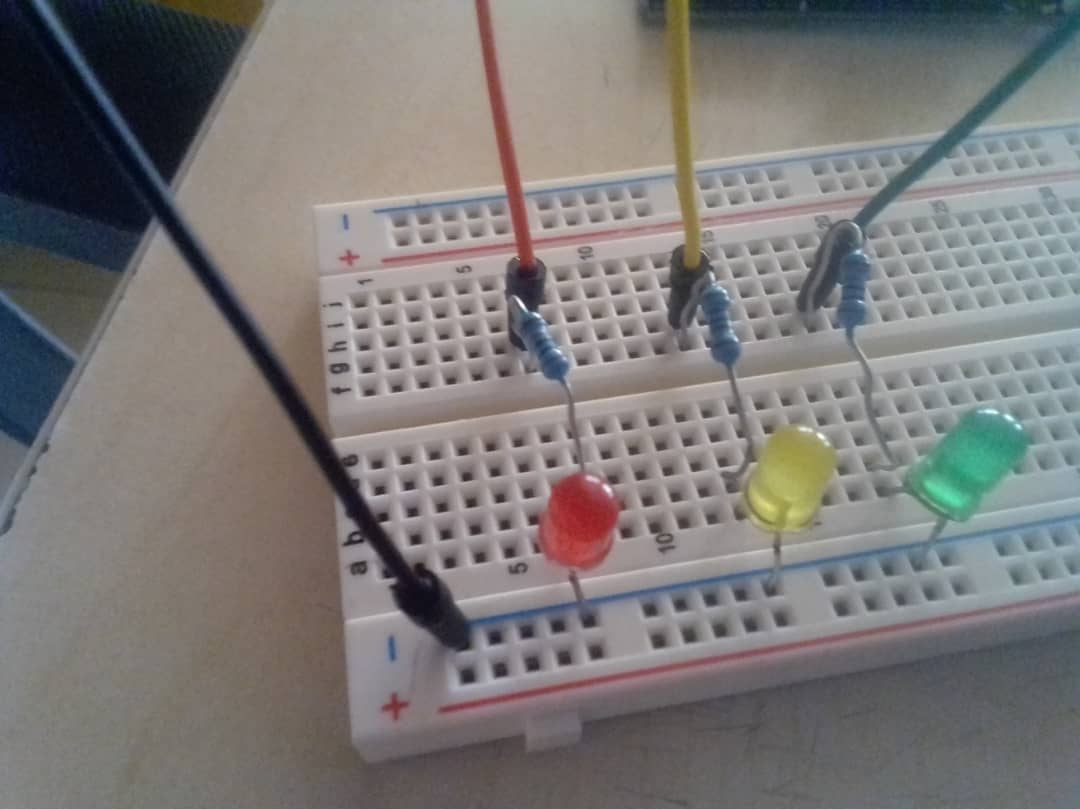 noah_okegbe's tweet photo. Using Arduino uno to make a traffic light robot.  organised by Noah Okegbe Technology https://t.co/PrqB2iu4Rv