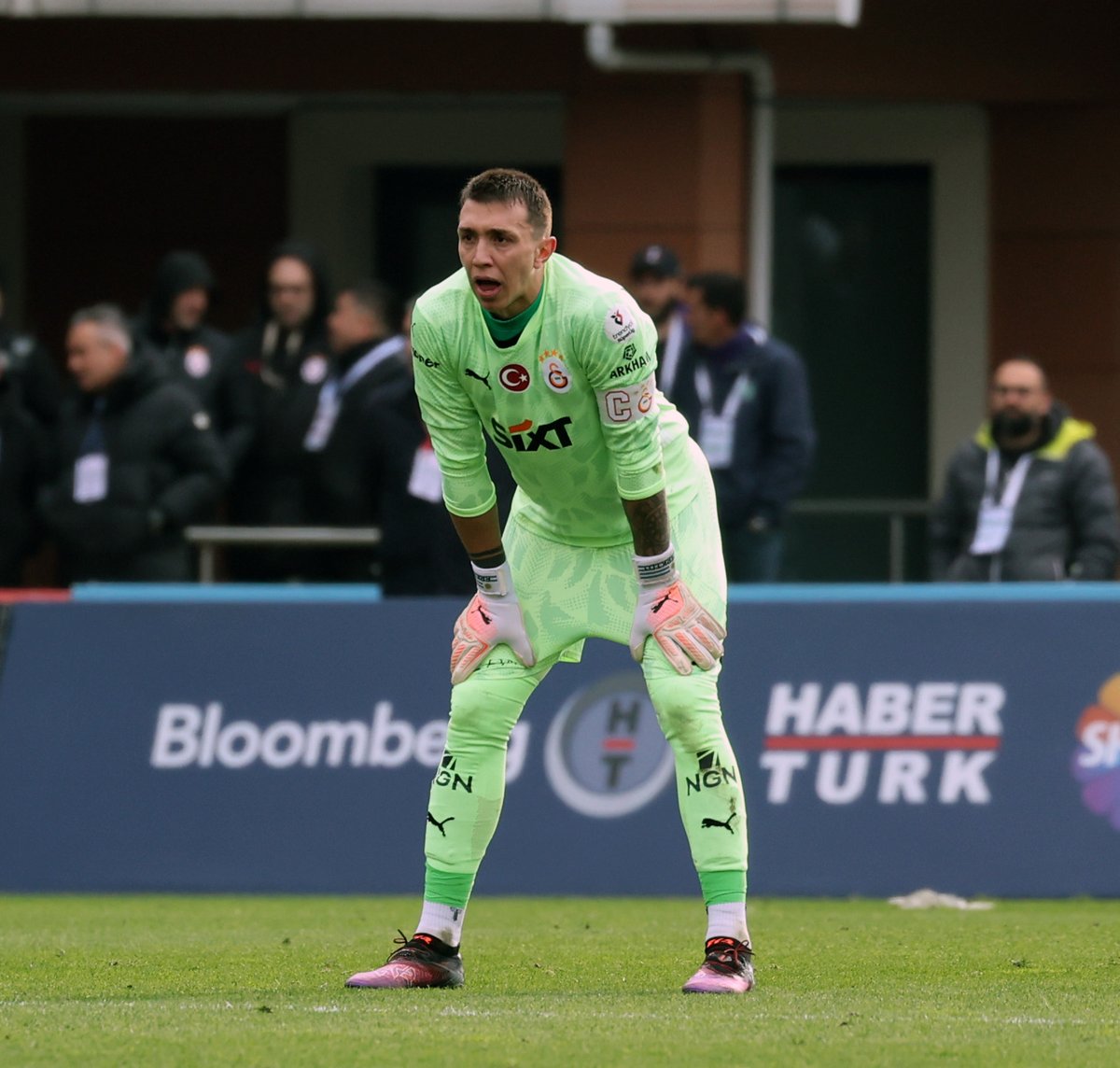 demarkesports's tweet photo. Uğurcan Çakır: "Muslera, Türk futbolunda kazandıkları ve duruşuyla sadece bana değil, birçok genç kaleciye örnek oldu. Muslera'dan sonra buraya gelmek benim için gurur verici bir olay. İnşallah ben de onun yakaladığı başarıları yakalayabilirim." https://t.co/qfWNnjQyzM
