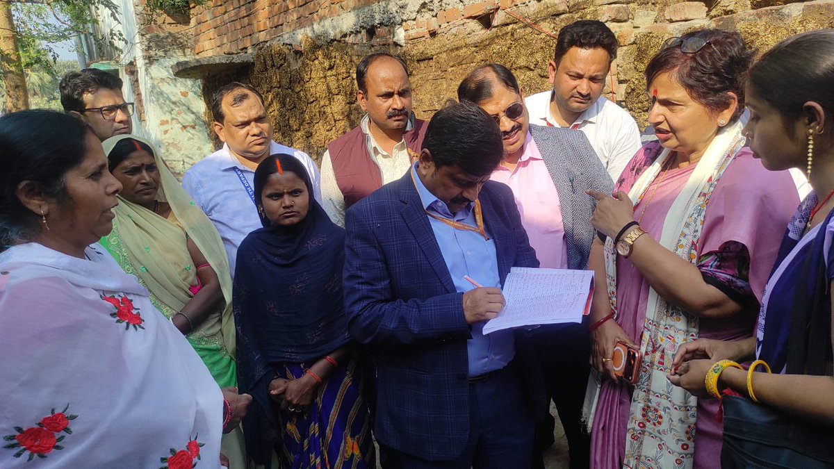 MoHFW_INDIA's tweet photo. Mass Drug Administration (MDA) drive in Sheikhpura district, Bihar intensifies efforts to eliminate Lymphatic Filariasis.

Door-to-door awareness, supervised medicine distribution &amp; community participation are key to a Filariasis-free India.

#MDA #EndFilariasis https://t.co/kOKgyv8SbK