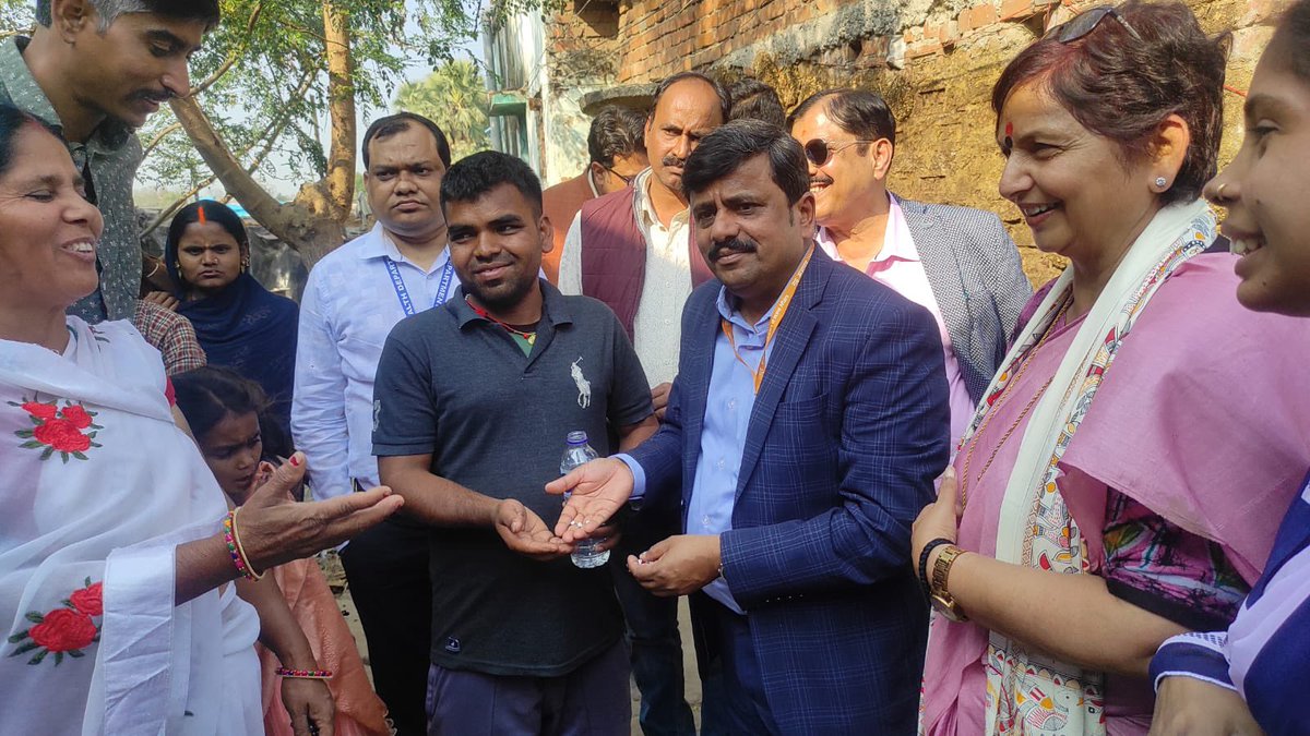 MoHFW_INDIA's tweet photo. Mass Drug Administration (MDA) drive in Sheikhpura district, Bihar intensifies efforts to eliminate Lymphatic Filariasis.

Door-to-door awareness, supervised medicine distribution &amp; community participation are key to a Filariasis-free India.

#MDA #EndFilariasis https://t.co/kOKgyv8SbK