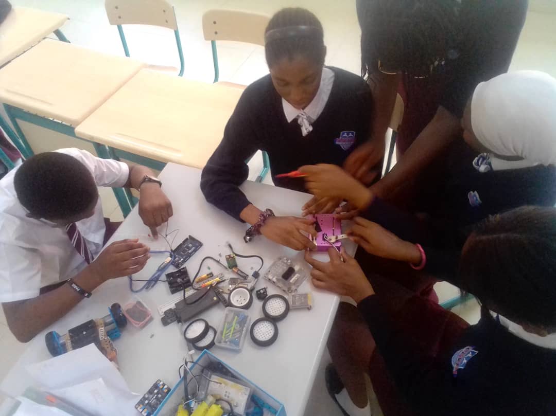 noah_okegbe's tweet photo. Practical Section on Funtaj International School, organised by Noah Okegbe Technology. Using MakeBlock Kit https://t.co/3eO3Y6LiKN