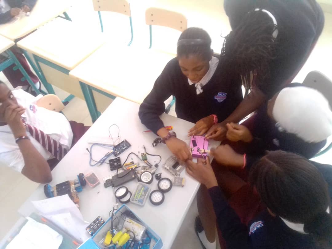 noah_okegbe's tweet photo. Practical Section on Funtaj International School, organised by Noah Okegbe Technology. Using MakeBlock Kit https://t.co/3eO3Y6LiKN