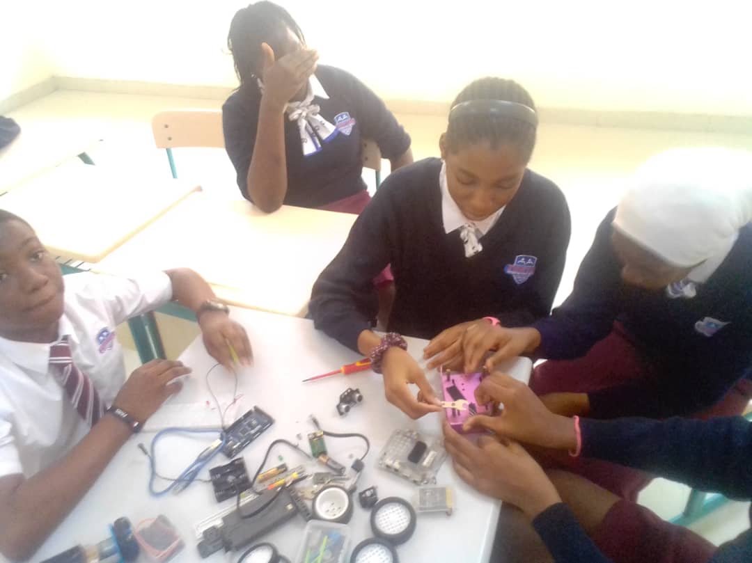 noah_okegbe's tweet photo. Practical Section on Funtaj International School, organised by Noah Okegbe Technology. Using MakeBlock Kit https://t.co/3eO3Y6LiKN