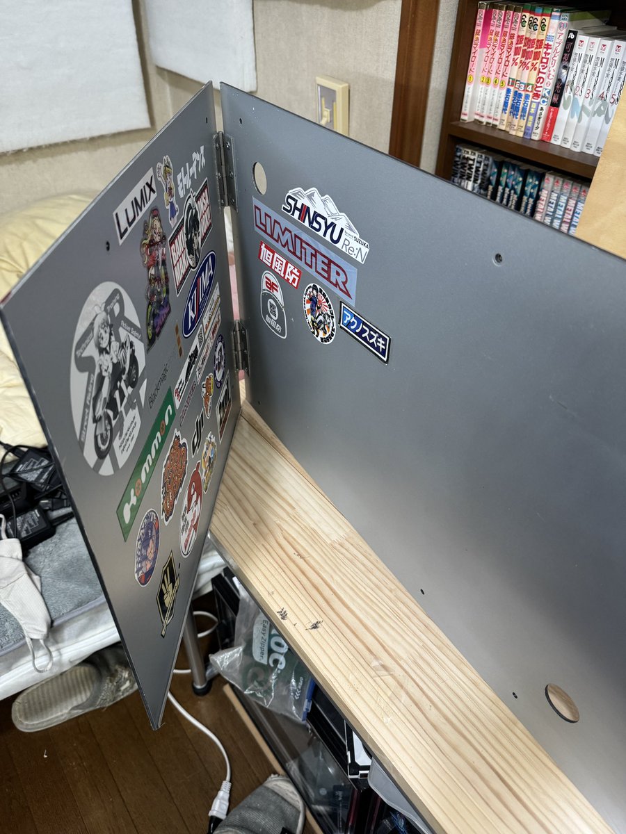YasuYasukawa's tweet photo. 屋外でのライブ配信に使うパソコン&モニターフード。フレームを撤去し、蝶番で折り畳み式に改修しました(まだ屋根付けとらんが)。パネルはアルインコのアルミ複合板(アルミ&ポリエチレン樹脂)で軽くて剛性もあるんですよ。でも、心配で #Gfun でフレームを組んでたワケで😅フレームごと折り畳みは難しいので、ガワだけきしましたw 屋根も蝶番で折り畳んで、バンドで固定するカタチにすれば厚さが5cm以内になるのでかなり省スペースになるw