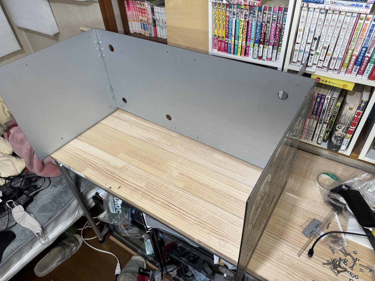 YasuYasukawa's tweet photo. 屋外でのライブ配信に使うパソコン&モニターフード。フレームを撤去し、蝶番で折り畳み式に改修しました(まだ屋根付けとらんが)。パネルはアルインコのアルミ複合板(アルミ&ポリエチレン樹脂)で軽くて剛性もあるんですよ。でも、心配で #Gfun でフレームを組んでたワケで😅フレームごと折り畳みは難しいので、ガワだけきしましたw 屋根も蝶番で折り畳んで、バンドで固定するカタチにすれば厚さが5cm以内になるのでかなり省スペースになるw