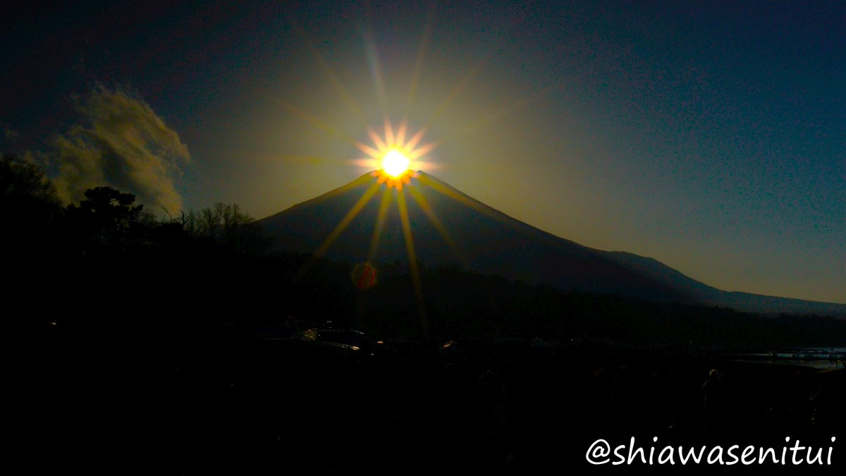 僕の今シーズン最後のダイヤモンド富士。
人の映り込みを消すため、かなり暗く撮ることにより
よりシンプルに。
コメント欄に、適正露出で撮った、人だかりバージョンも載せて置きます。
2026/2/23 16:30 #富士山 #MtFuji #ｷﾘﾄﾘｾｶｲ
My last Diamond Fuji of the season.
I took the photo quite