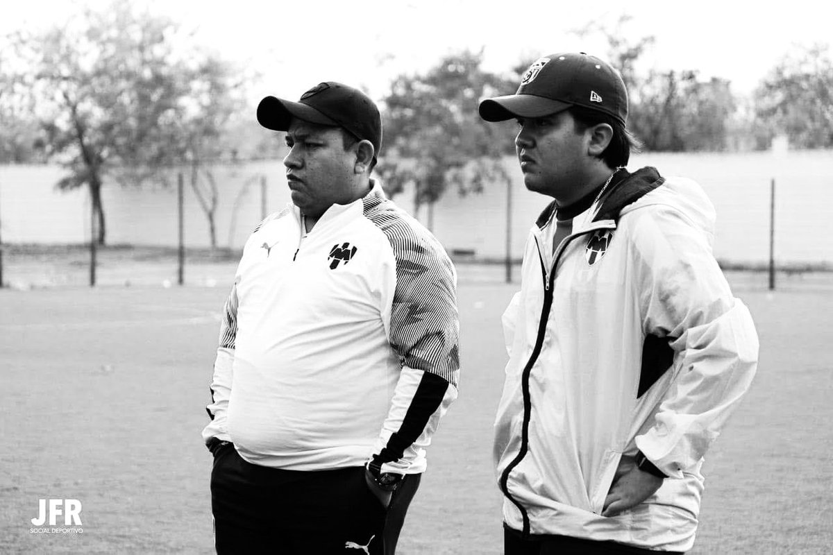 LaFuerzaRayada's tweet photo. Hoy no despedimos solo a Alfonso Pacheco 🕊️, despedimos a un hombre que decidió vivir con propósito.

Un apasionado de los Rayados, sí… pero sobre todo un apasionado de la vida, de su familia y de servir a los demás. Poncho entendió algo que muchos tardamos años en descubrir: que el fútbol no solo se juega en la cancha, también se juega en el corazón de quienes más lo necesitan.

Durante años levantó un proyecto que rescató a niños y jóvenes de la calle, de entornos de violencia y de realidades duras. Les dio más que un balón… les dio disciplina, esperanza, identidad y un camino diferente. Les enseñó que siempre se puede jugar un segundo tiempo.

Fue un hombre profundamente dedicado a su familia, un amigo leal y un ejemplo silencioso de liderazgo con causa. No buscó reflectores, pero dejó huella. No gritó sus logros, pero cambió destinos.

Hoy el cielo recibe a un hombre que hizo equipo con la vida y nunca dejó de luchar por los suyos.

Que su pasión nos inspire.
Que su entrega nos rete.
Y que su legado nos recuerde que el verdadero campeonato se gana sirviendo a los demás.

Descansa en paz, Poncho. Tu historia no termina aquí; vive en cada joven que ayudaste a levantarse.