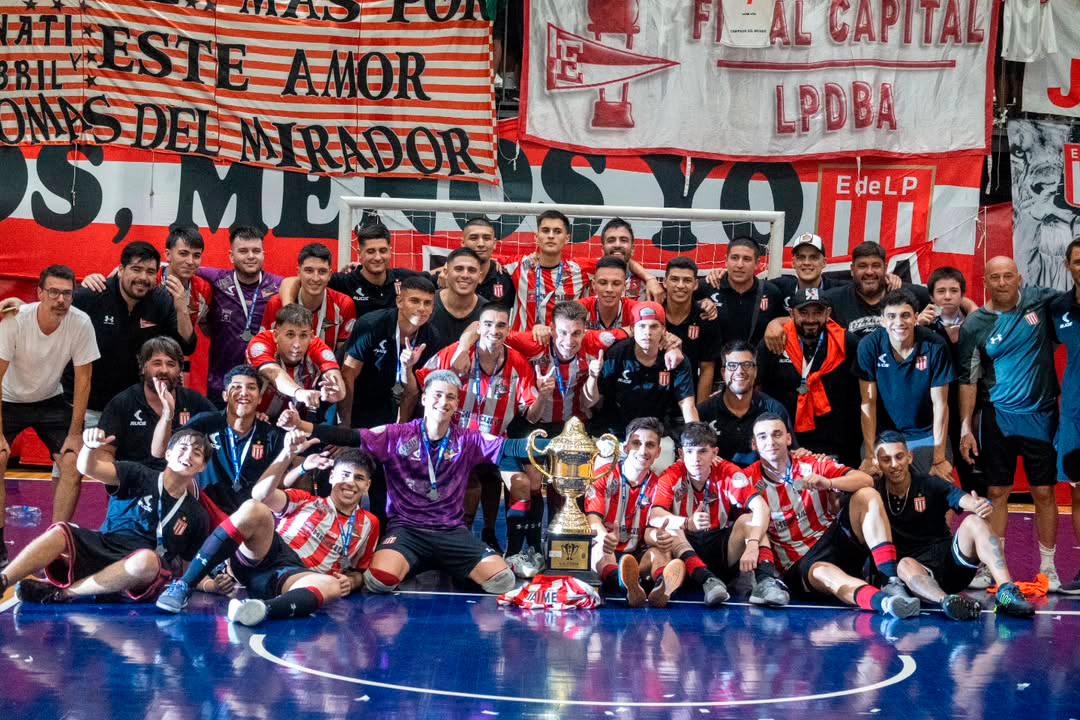 edelpclub's tweet photo. ⚽🙌 ¡Campeones y ascenso para el Fustal!
 
Estudiantes se consagro campeón de "La Copa FUTSAL" tras vencer 2-1 a Arquitectura en el Polideportivo Roberto Pando, logrando de esta manera el ascenso a la Primera D de AFA. 

El recorrido rumbo a la consagración empezó con una goleada 7-2 en octavos de final ante Instituto Leloir, y un triunfo 5-4 ante Villa Luro en Cuartos de Final. En el paso previo a la final, Estudiantes venció 9-4 a José Hernández. ¡Felicitaciones a todo el plantel y cuerpo técnico!

📸 La Copa FUTSAL
