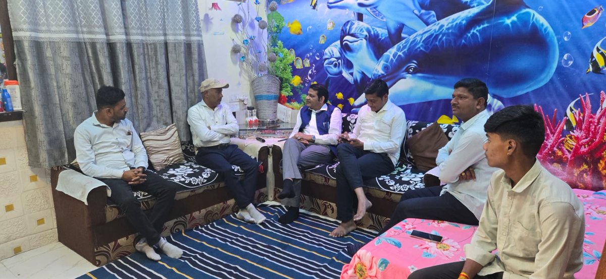आज वाशिम शहर येथे श्री. माधवभाऊ हारकळ यांच्या वडिलांचे दुःखद निधन झाल्यानिमित्त त्यांना सांत्वनपर भेट देऊन या दुःखातून सावरण्यासाठी धीर दिला.

#WashimCity #सांत्वनपर_भेट #RajuPatilRaje #राजुपाटीलराजे #Washim