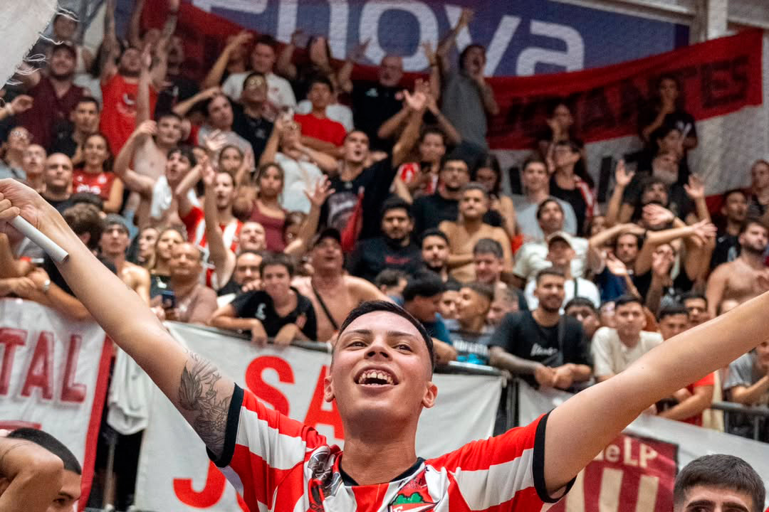 edelpclub's tweet photo. ⚽🙌 ¡Campeones y ascenso para el Fustal!
 
Estudiantes se consagro campeón de "La Copa FUTSAL" tras vencer 2-1 a Arquitectura en el Polideportivo Roberto Pando, logrando de esta manera el ascenso a la Primera D de AFA. 

El recorrido rumbo a la consagración empezó con una goleada 7-2 en octavos de final ante Instituto Leloir, y un triunfo 5-4 ante Villa Luro en Cuartos de Final. En el paso previo a la final, Estudiantes venció 9-4 a José Hernández. ¡Felicitaciones a todo el plantel y cuerpo técnico!

📸 La Copa FUTSAL