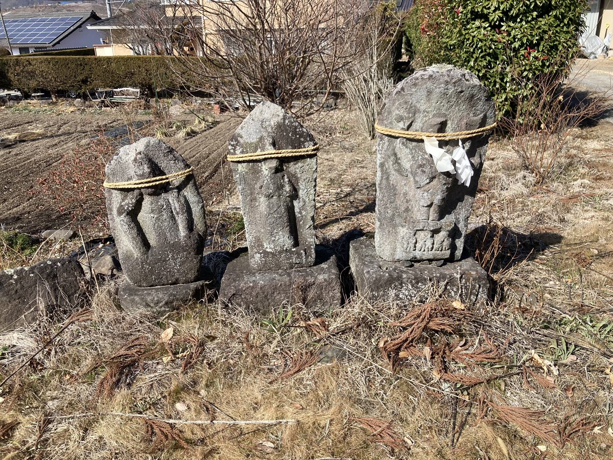 上田市漆戸の石仏。元はバラバラにあったのを集めたのかなー。左から