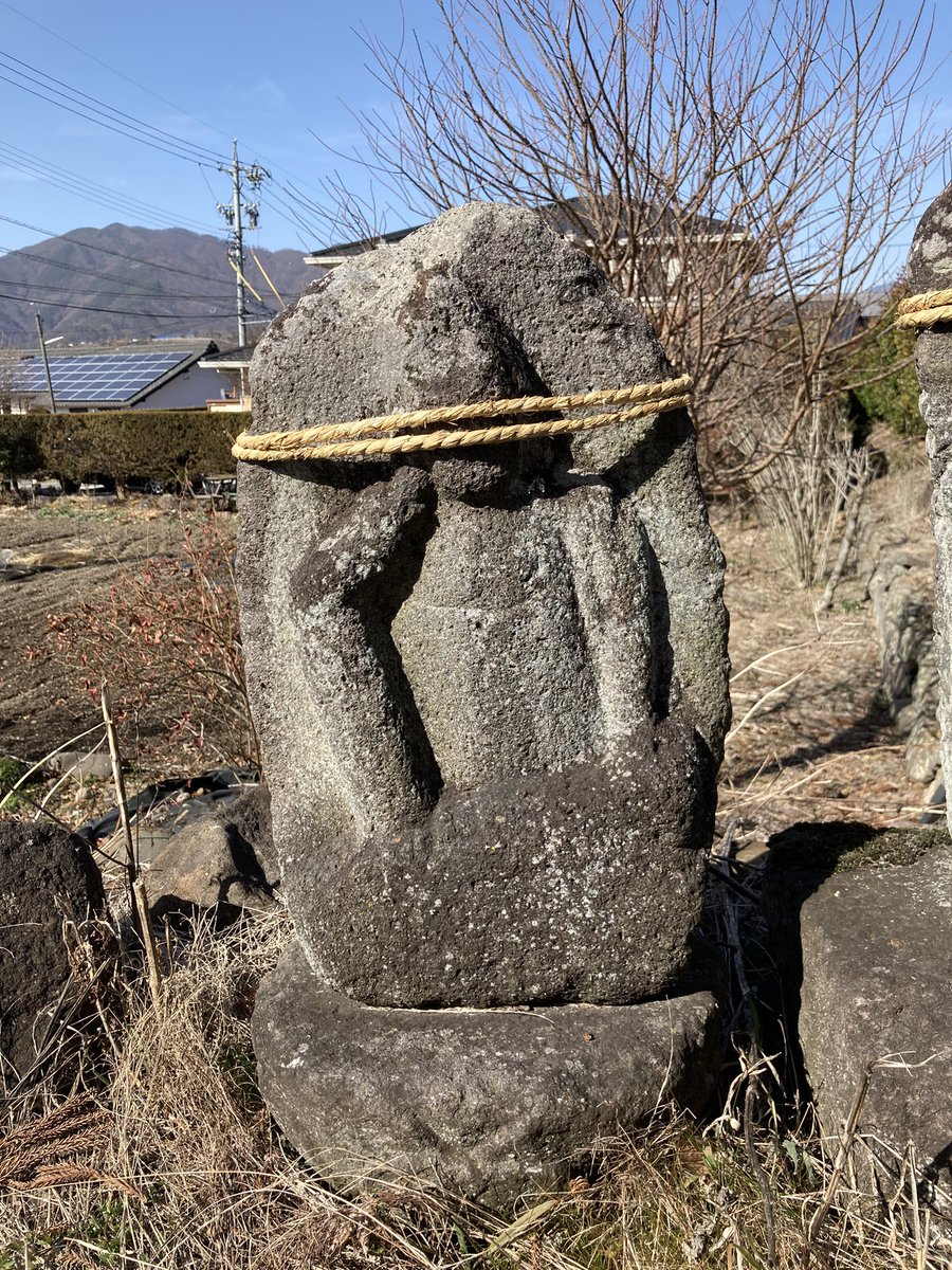 上田市漆戸の石仏。元はバラバラにあったのを集めたのかなー。左から