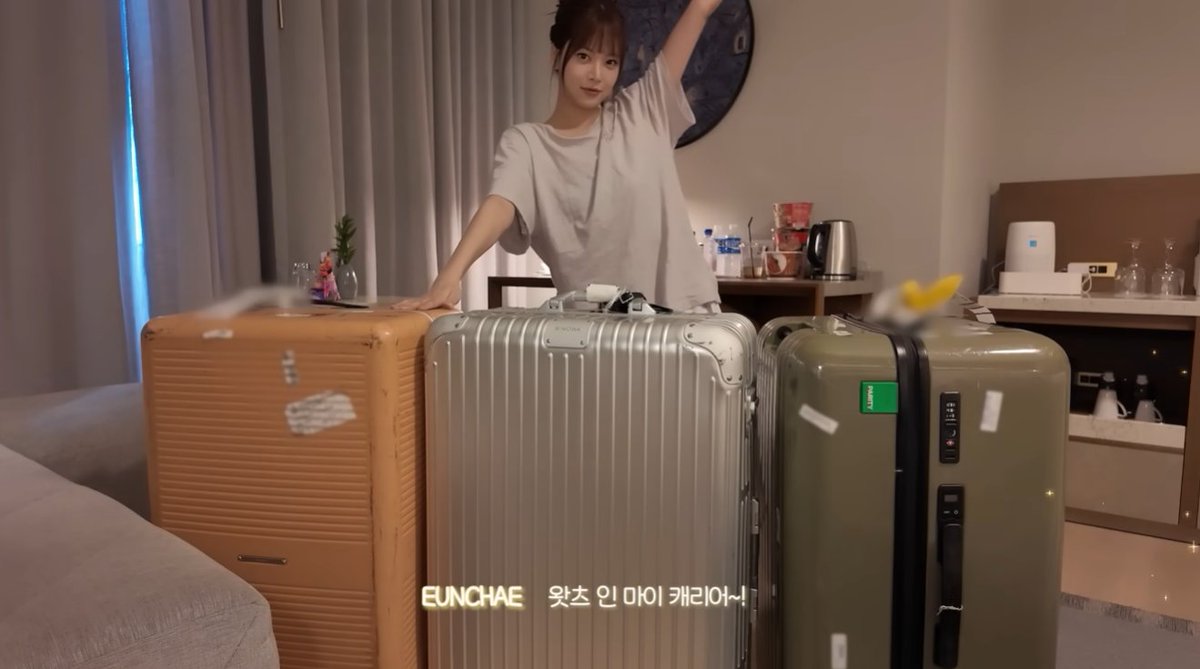 내 방에 초대할게💗 | 은채의 What’s in my luggage?!🧳에 나온 은채픽 아이템들 

스킨케어 화장품
바이오던스 세라놀 마스크
시루콧토 페이셜타월
페르바도 Chic Baby 아기 살균 스프레이
클럽코스메 SUPPIN POWDER
아워글래스 컨실러
아워글래스 컨실러브러쉬
릴리바이레드 아이라이너
셀퓨전씨
