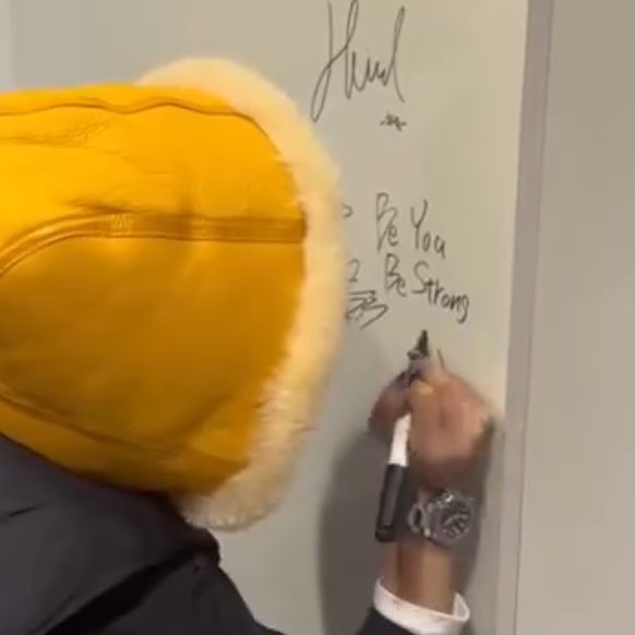 펜잡는거 볼때마다 개기염띠ㅠ ㅠ