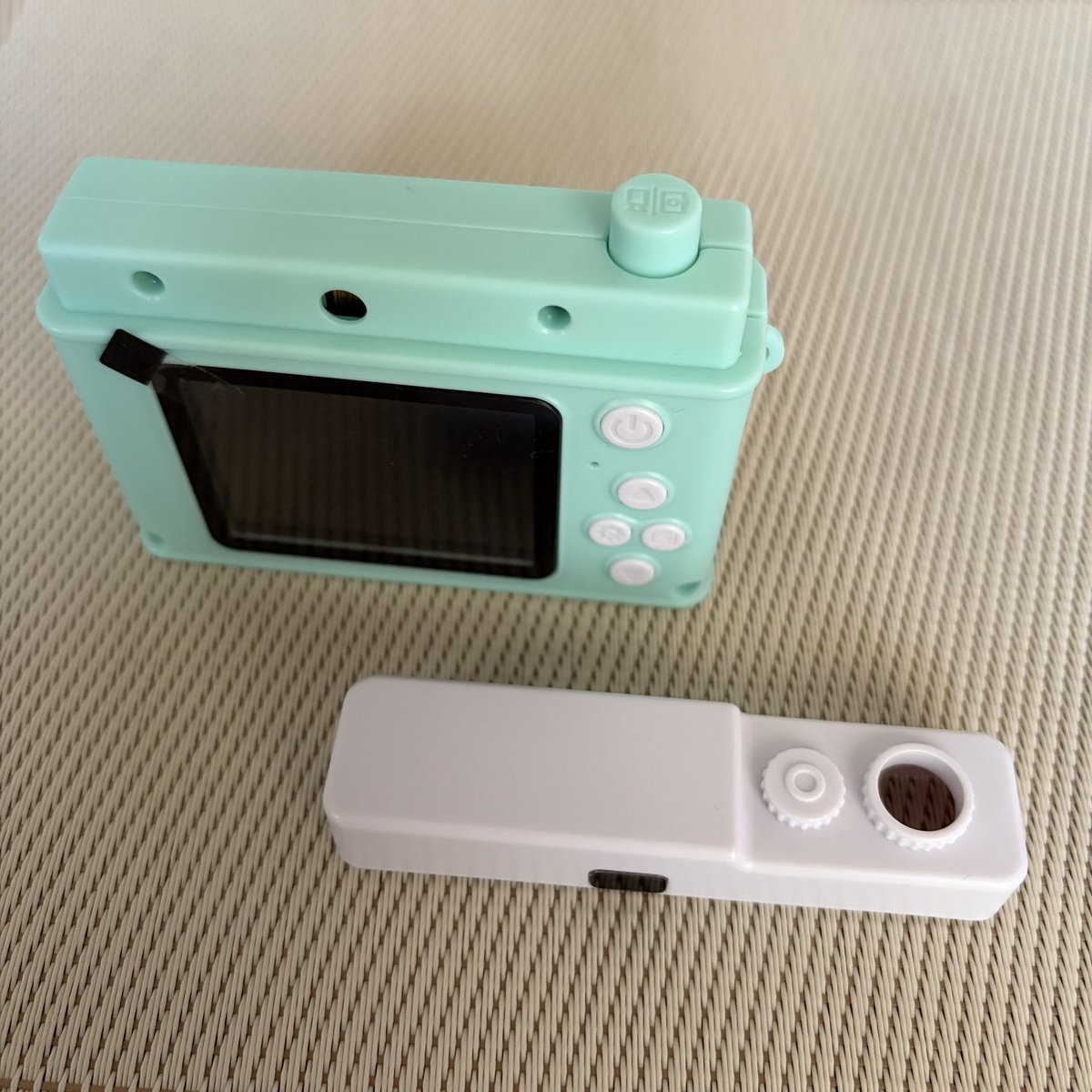 HisBowtieCamera's tweet photo. MNG。
今度のトイデジは軍艦部がキャップのようになっててここを外さないと開けられません。
アーキテクチャはOpenRISCでした。
基板のプラットフォームはいつものでした。ファインダーはダミーです。インカメは付いていないです。
#トイデジ #キッズカメラ
#OpenRISC https://t.co/yTncYGS8Nk