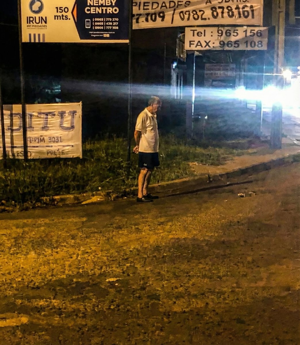 He is 72 years old and waits at the bus stop every night for his daughter, Belen, to ensure she doesn't have to walk home alone. Each evening, as she returns from work, her father, Felix, takes it upon himself to protect her from the anxiety of walking through dark and desolate