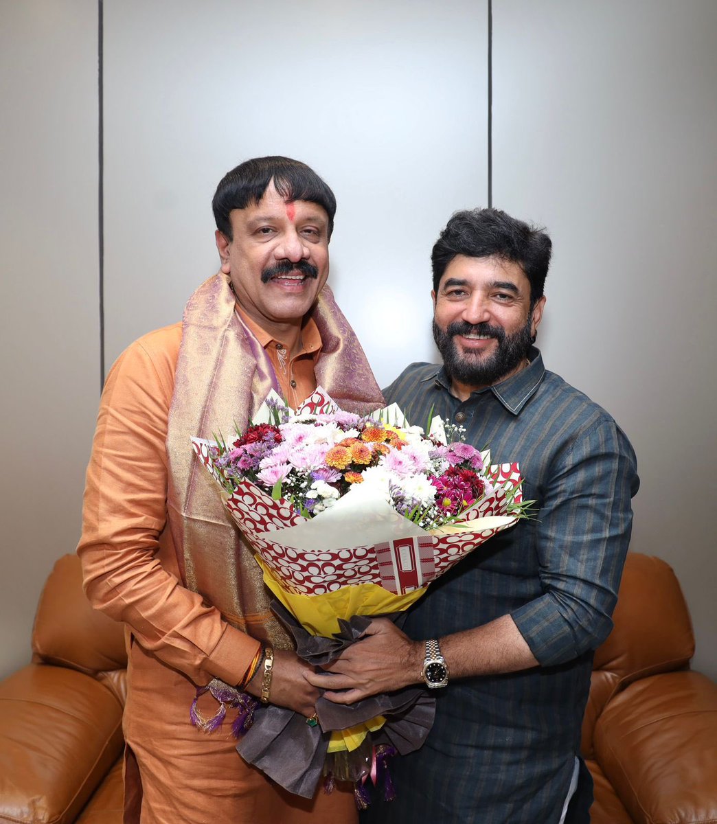 mohol_murlidhar's tweet photo. अभिनंदन, श्री. श्रीनाथजी भिमाले ! 💐💐💐

भारतीय जनता पार्टीतील माझे सहकारी श्री. श्रीनाथजी भिमाले यांची आज पुणे महाप���लिकेच्या स्थायी समितीच्या अध्यक्षपदी बिनविरोध निवड झाली. या पार्श्वभूमीवर त्यांनी माझी भेट घेतली असता त्यांचं निवडीबद्दल मनःपूर्वक अभिनंदन केलं आणि पुढील वाटचालीस शुभेच्छा दिल्या.

@BhimaleShrinath 
@BJP4PuneCity 
@BJP4PMC