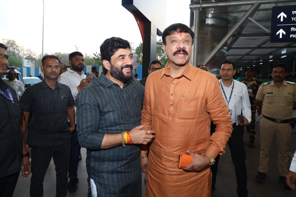 mohol_murlidhar's tweet photo. अभिनंदन, श्री. श्रीनाथजी भिमाले ! 💐💐💐

भारतीय जनता पार्टीतील माझे सहकारी श्री. श्रीनाथजी भिमाले यांची आज पुणे महाप���लिकेच्या स्थायी समितीच्या अध्यक्षपदी बिनविरोध निवड झाली. या पार्श्वभूमीवर त्यांनी माझी भेट घेतली असता त्यांचं निवडीबद्दल मनःपूर्वक अभिनंदन केलं आणि पुढील वाटचालीस शुभेच्छा दिल्या.

@BhimaleShrinath 
@BJP4PuneCity 
@BJP4PMC